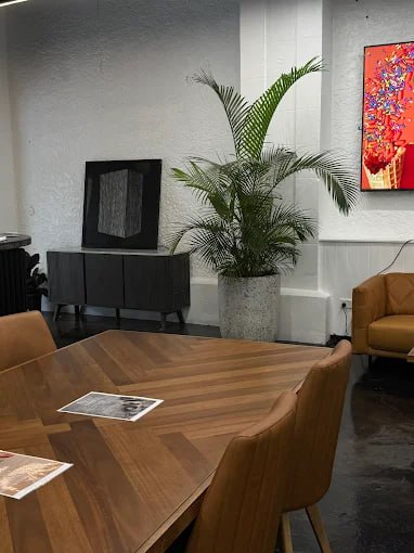 Seoul Glow Studio lounge area with walnut table and leather chairs