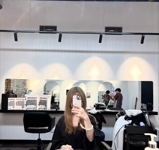 Salon station mirror view